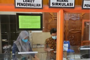 Petugas Perpustakaan sedang melayani